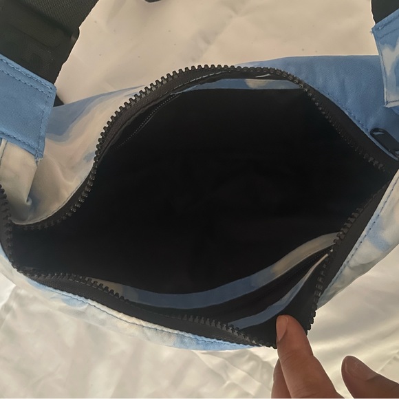 BAGGU Medium Nylon Crescent Bag - Picture 4 of 4